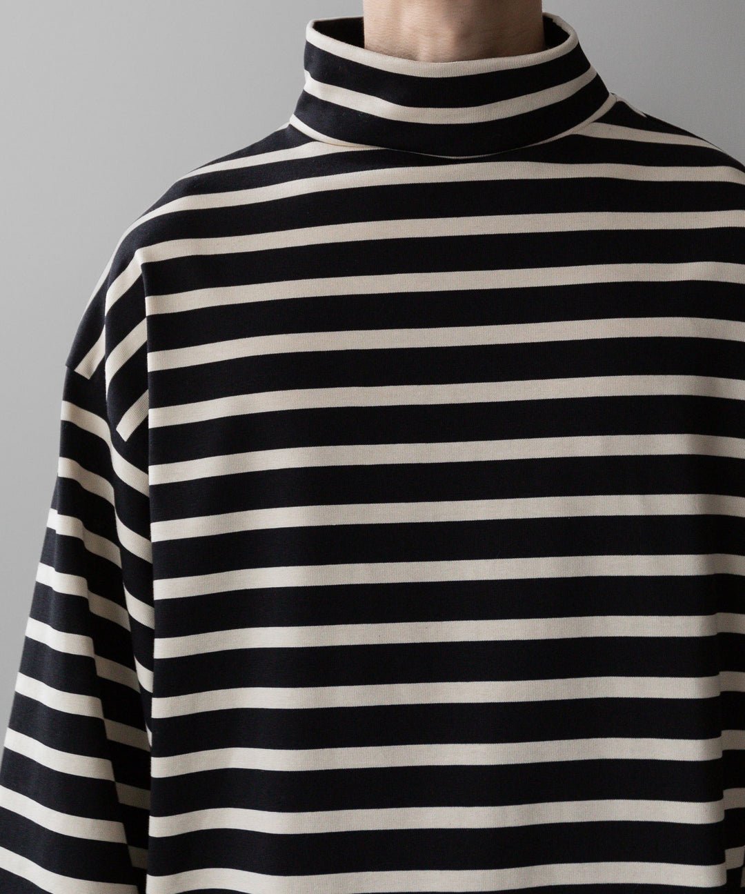 【INTÉRIM】インテリムのHYPER BIG SUVIN GIZA BASQUE HIGH NECK BORDER SHIRT - BLACK × OFF sessionセッション福岡セレクトショップ 公式通販サイト
