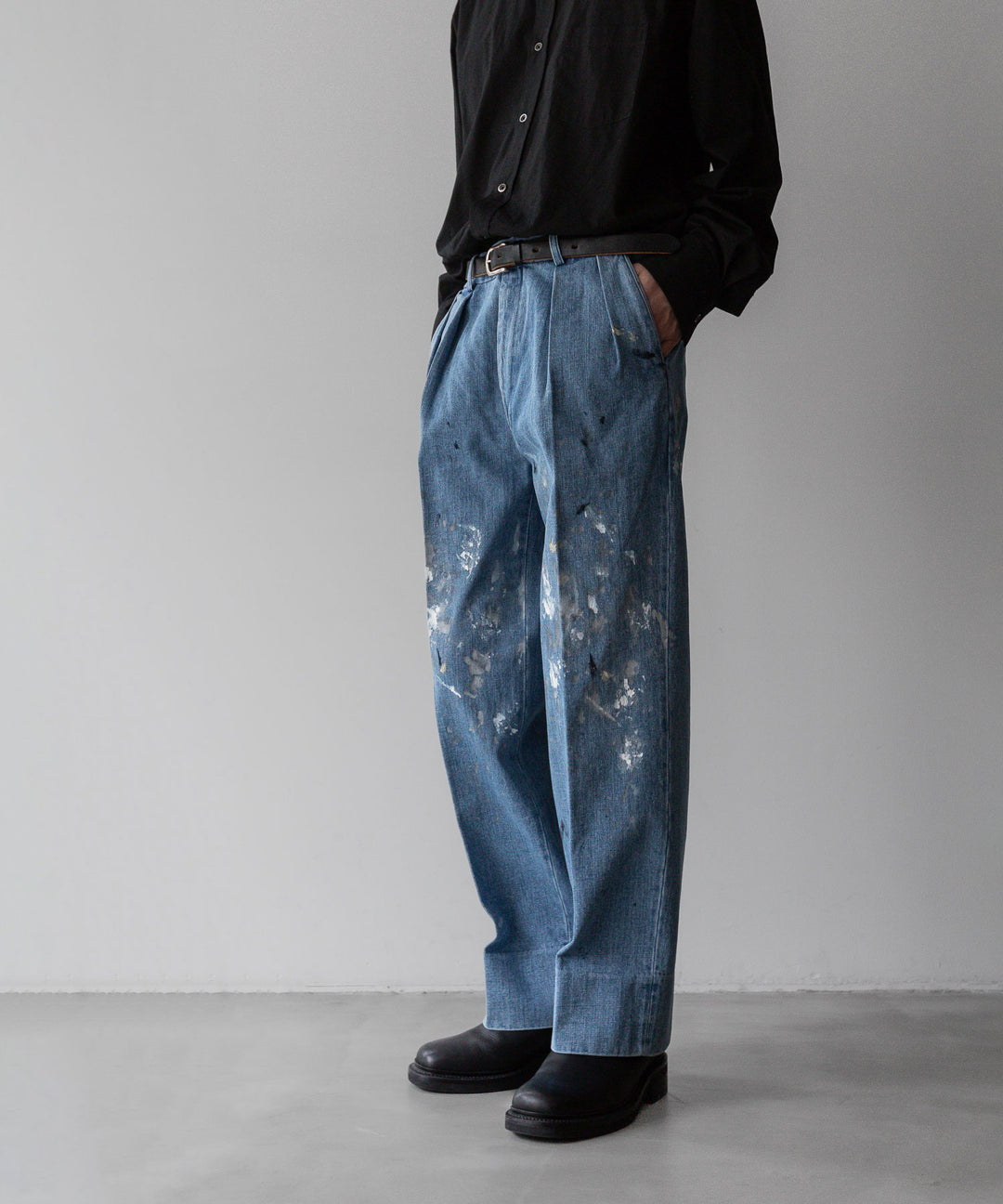 INTÉRIM - インテリムのMILK PAINT USED DENIM 2-TUCK STRAIGHT SLACKS - PU.NAVY公式通販サイトsession福岡セレクトショップ