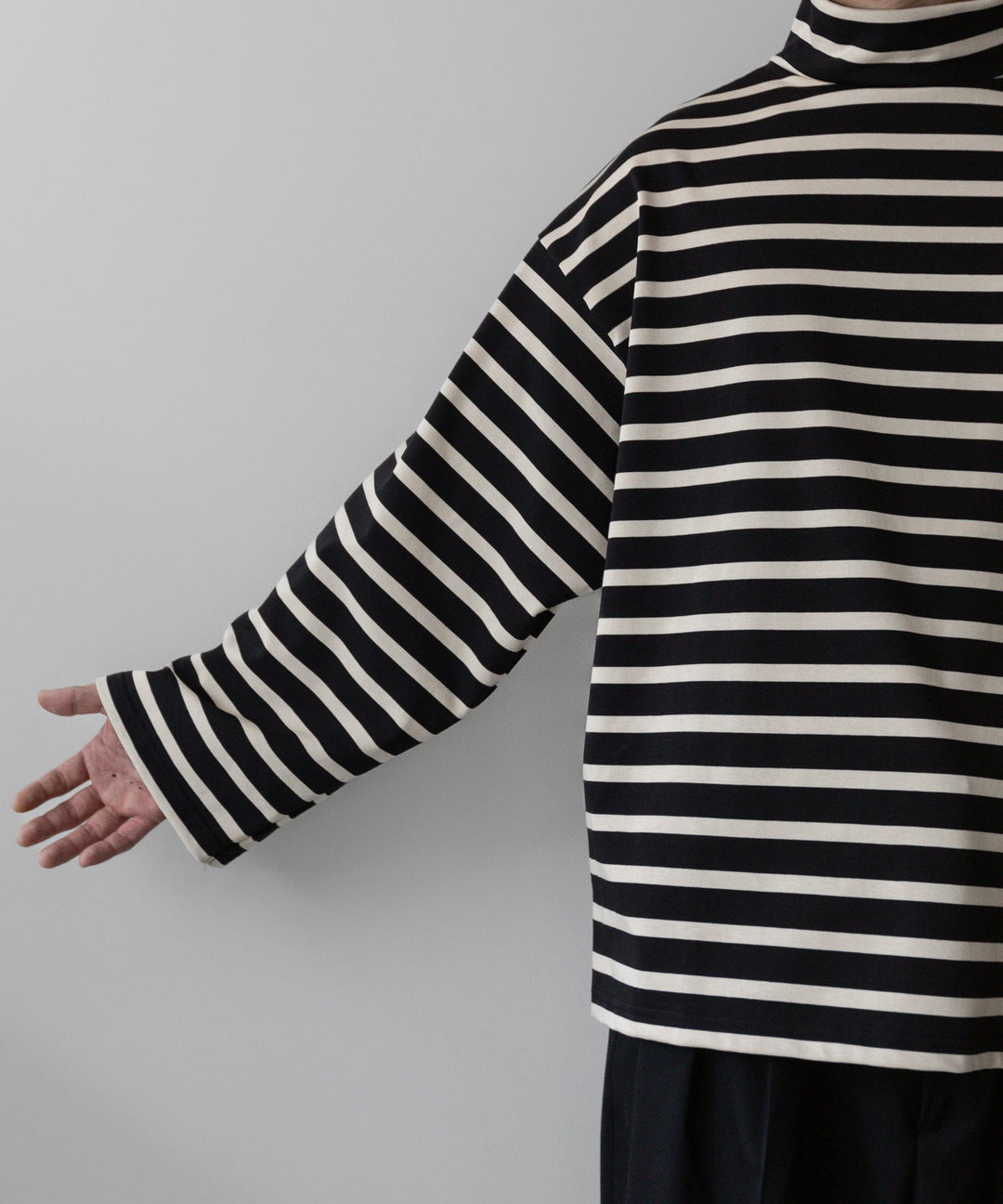 【INTÉRIM】インテリムのHYPER BIG SUVIN GIZA BASQUE HIGH NECK BORDER SHIRT - BLACK × OFF sessionセッション福岡セレクトショップ 公式通販サイト