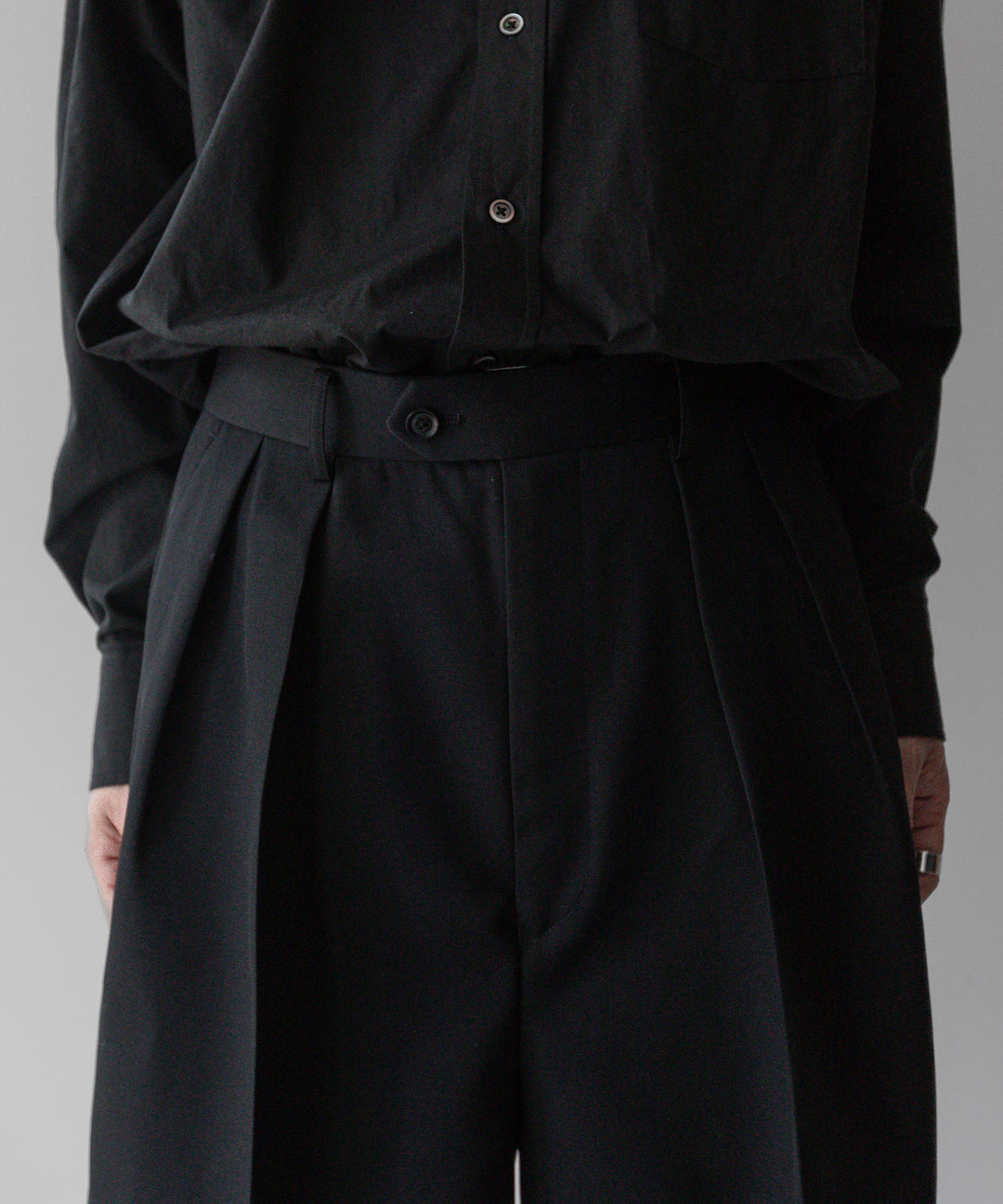 INTÉRIM - インテリムのPURE BLACK WOOL GABARDINE WIDE SLACKS SHORTSの BLACK公式通販サイトsession福岡セレクトショップ