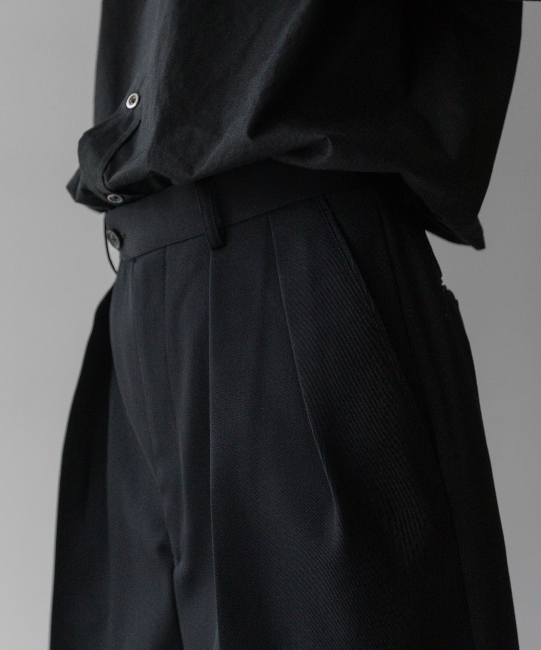 INTÉRIM - インテリムのPURE BLACK WOOL GABARDINE WIDE SLACKS SHORTSの BLACK公式通販サイトsession福岡セレクトショップ