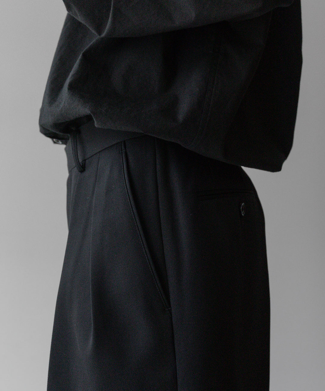 INTÉRIM - インテリムのPURE BLACK WOOL GABARDINE WIDE SLACKS SHORTSの BLACK公式通販サイトsession福岡セレクトショップ