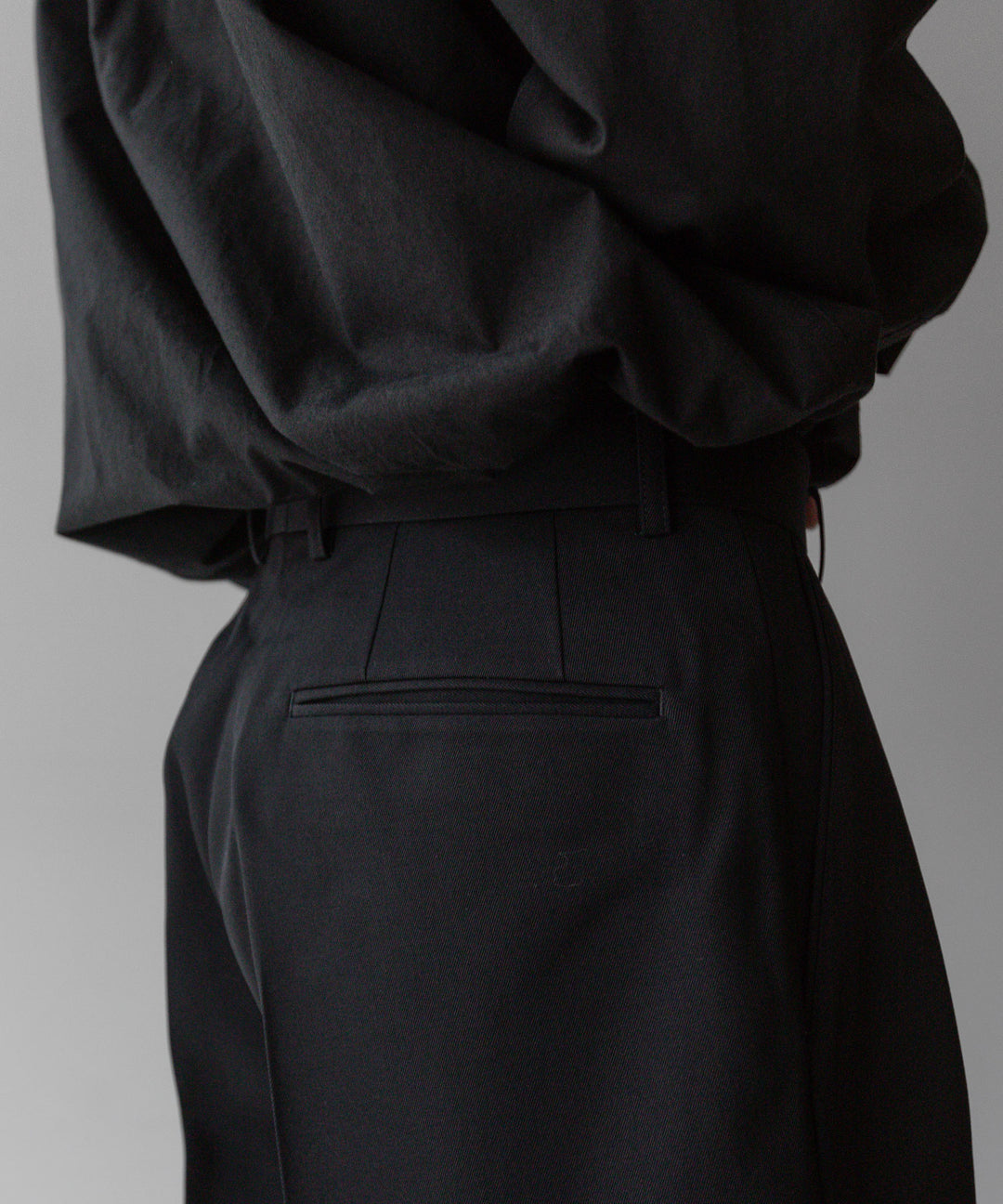 INTÉRIM - インテリムのPURE BLACK WOOL GABARDINE WIDE SLACKS SHORTSの BLACK公式通販サイトsession福岡セレクトショップ