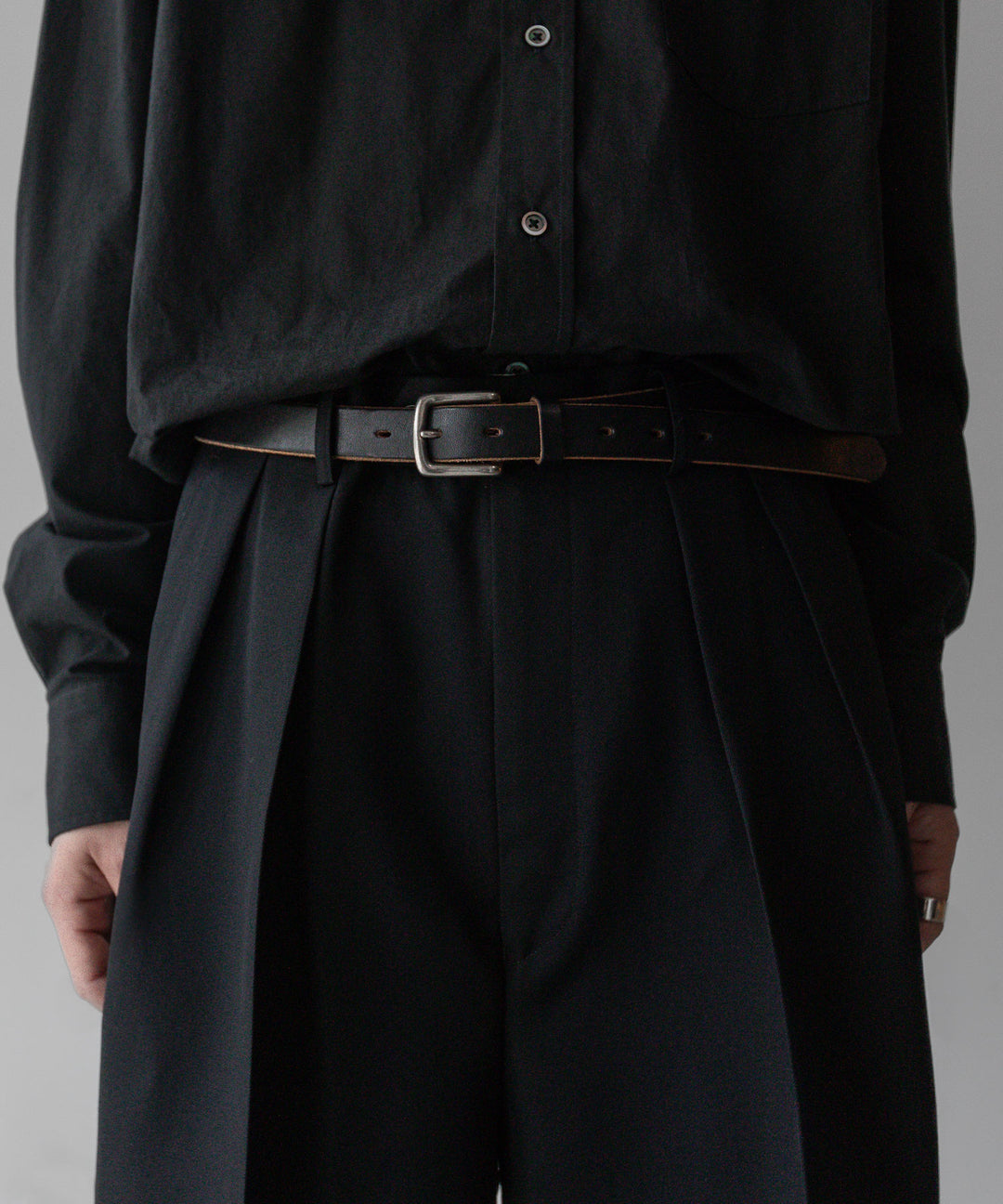 INTÉRIM - インテリムのPURE BLACK WOOL GABARDINE WIDE SLACKS SHORTSの BLACK公式通販サイトsession福岡セレクトショップ