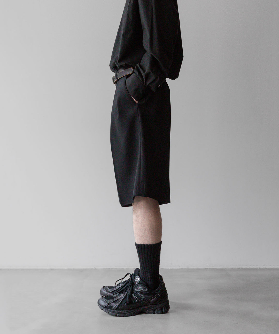 INTÉRIM - インテリムのPURE BLACK WOOL GABARDINE WIDE SLACKS SHORTSの BLACK公式通販サイトsession福岡セレクトショップ