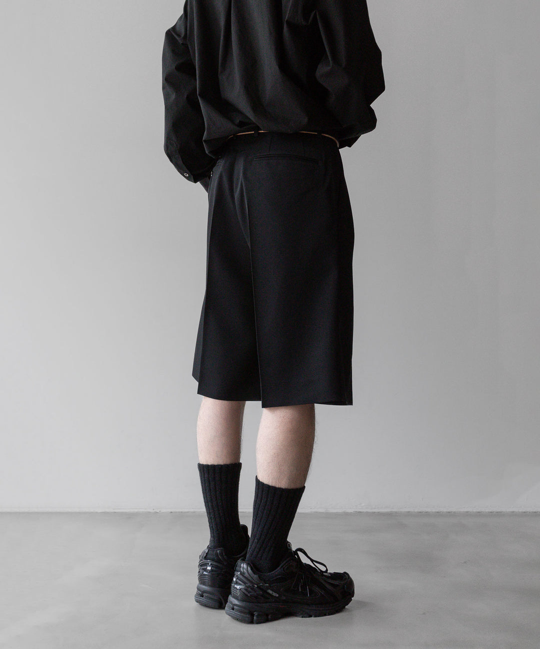 INTÉRIM - インテリムのPURE BLACK WOOL GABARDINE WIDE SLACKS SHORTSの BLACK公式通販サイトsession福岡セレクトショップ
