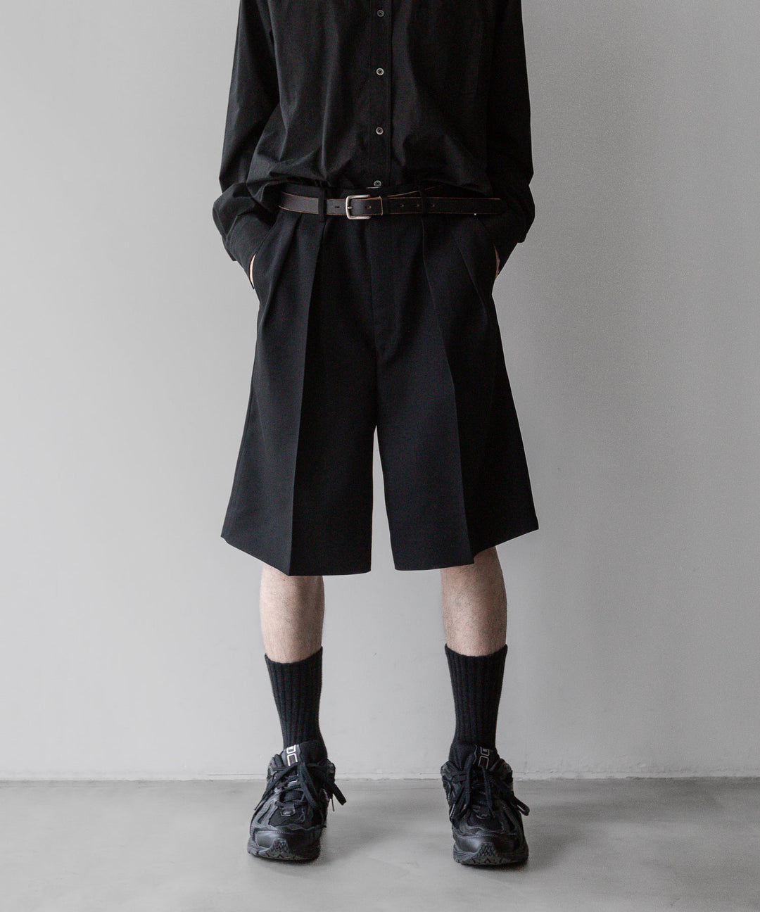INTÉRIM - インテリムのPURE BLACK WOOL GABARDINE WIDE SLACKS SHORTSの BLACK公式通販サイトsession福岡セレクトショップ
