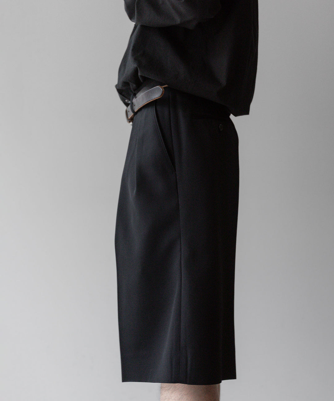 INTÉRIM - インテリムのPURE BLACK WOOL GABARDINE WIDE SLACKS SHORTSの BLACK公式通販サイトsession福岡セレクトショップ