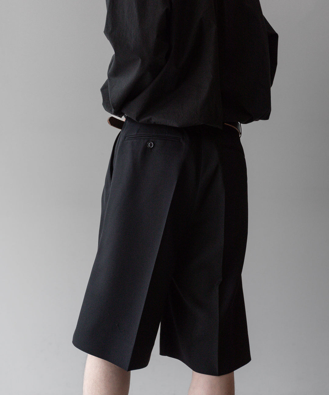 INTÉRIM - インテリムのPURE BLACK WOOL GABARDINE WIDE SLACKS SHORTSの BLACK公式通販サイトsession福岡セレクトショップ