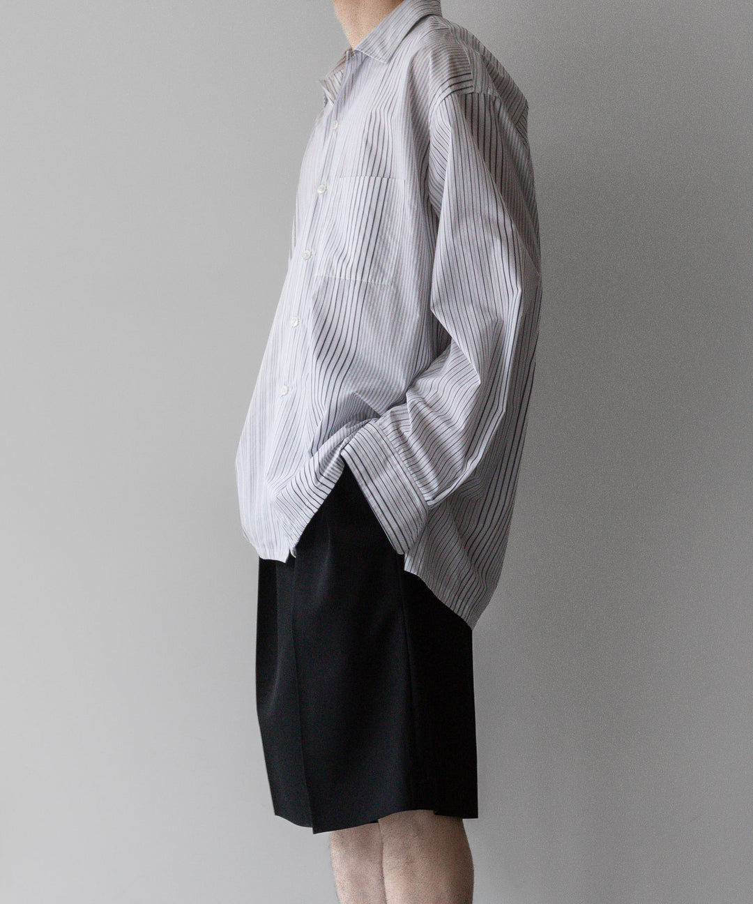 INTÉRIM - インテリムのPURE BLACK WOOL GABARDINE WIDE SLACKS SHORTSの BLACK公式通販サイトsession福岡セレクトショップ