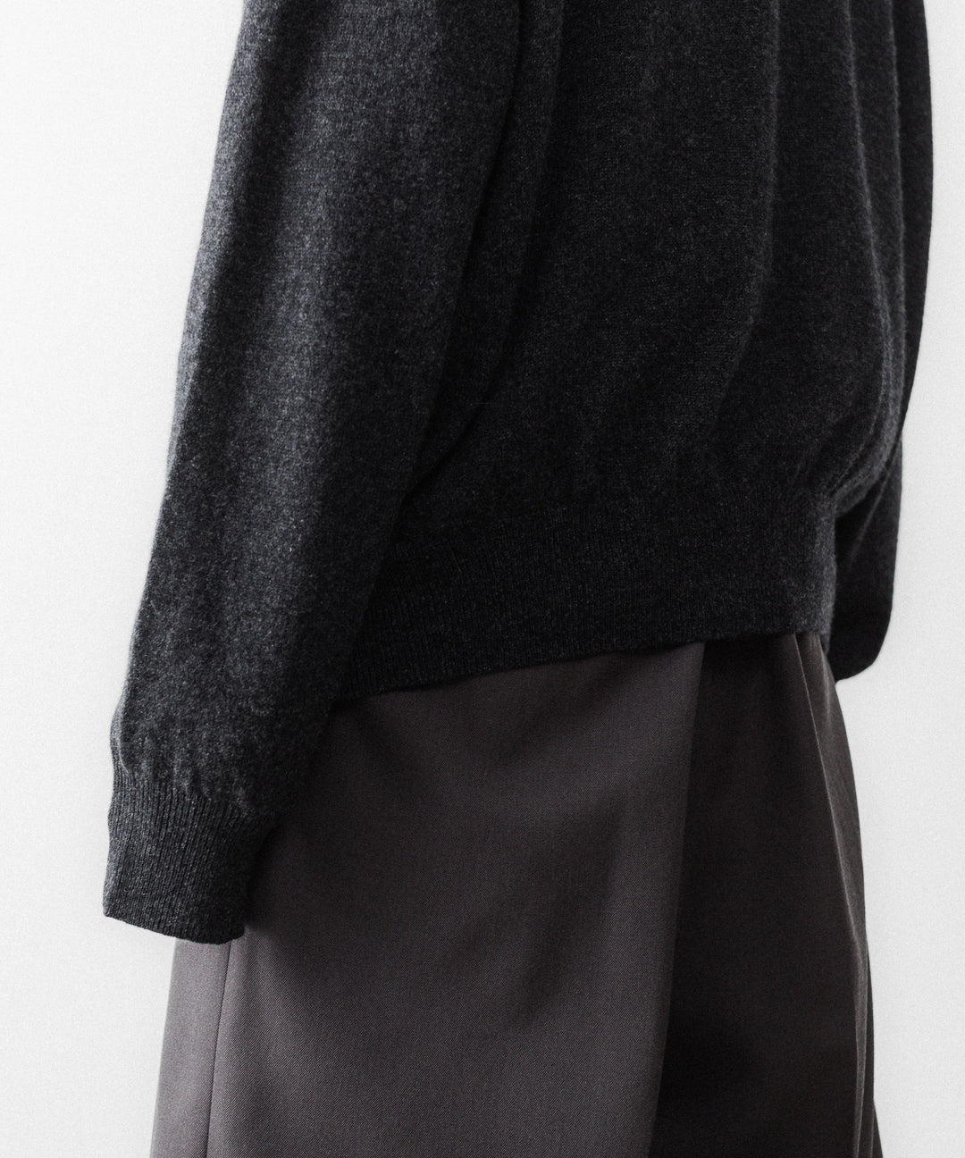 SUBLATIONS サブレーションズのCASHMERE V-NECK KNITのCHARCOAL 公式通販サイトsession福岡セレクトショップ