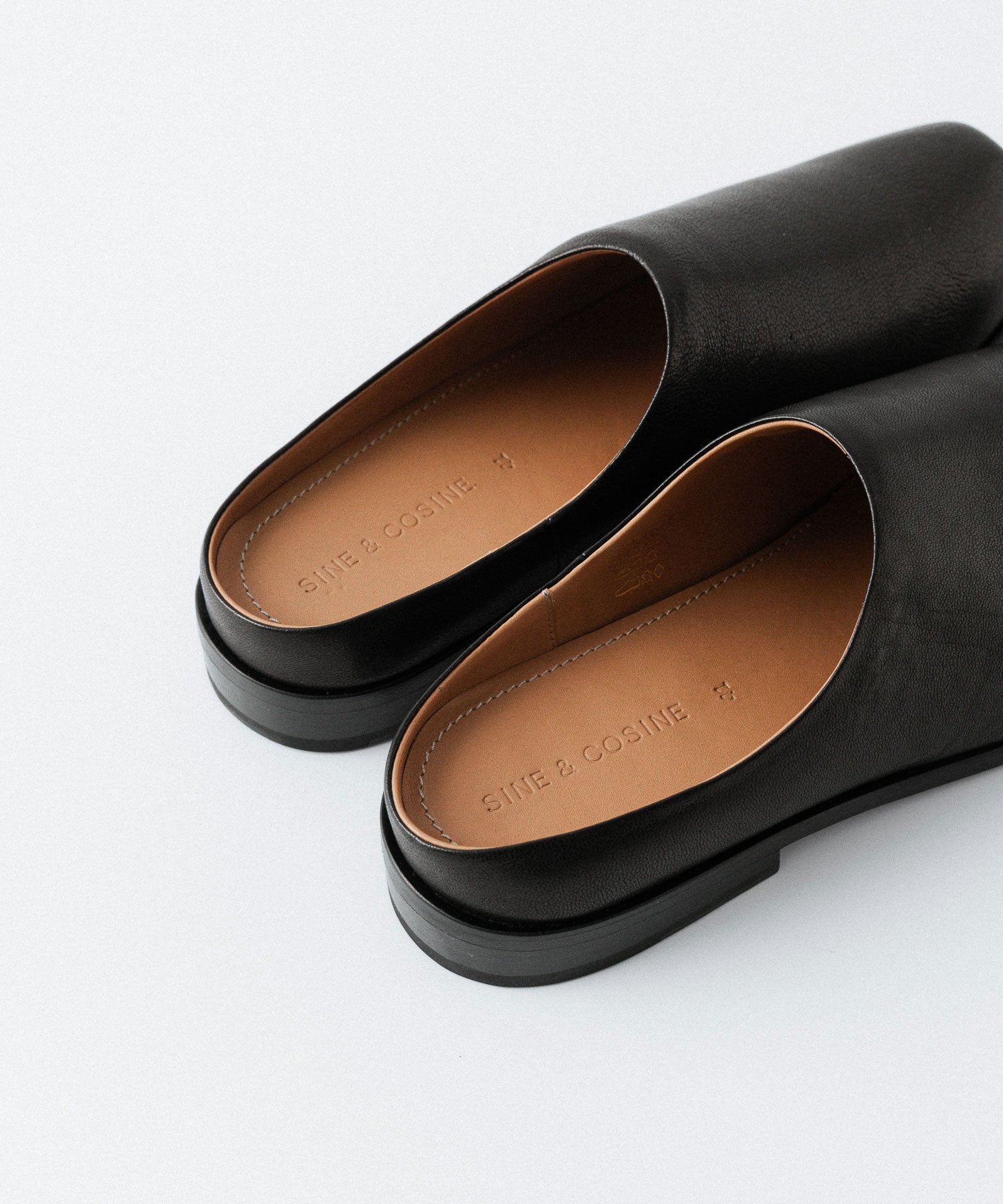 SINE & COSINE サインコサイン HANNES MULE 新品未使用 SINE & COSINE / サインコサイン】HANNES MULE BLACK - BLACK | 公式