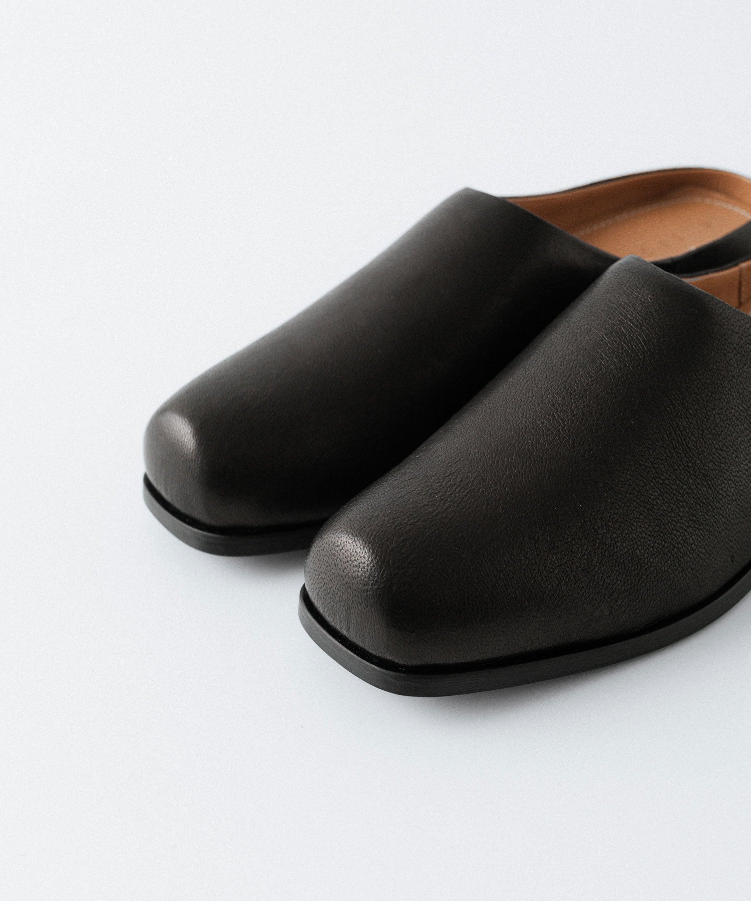 SINE & COSINE / サインコサイン】HANNES MULE BLACK - BLACK | 公式