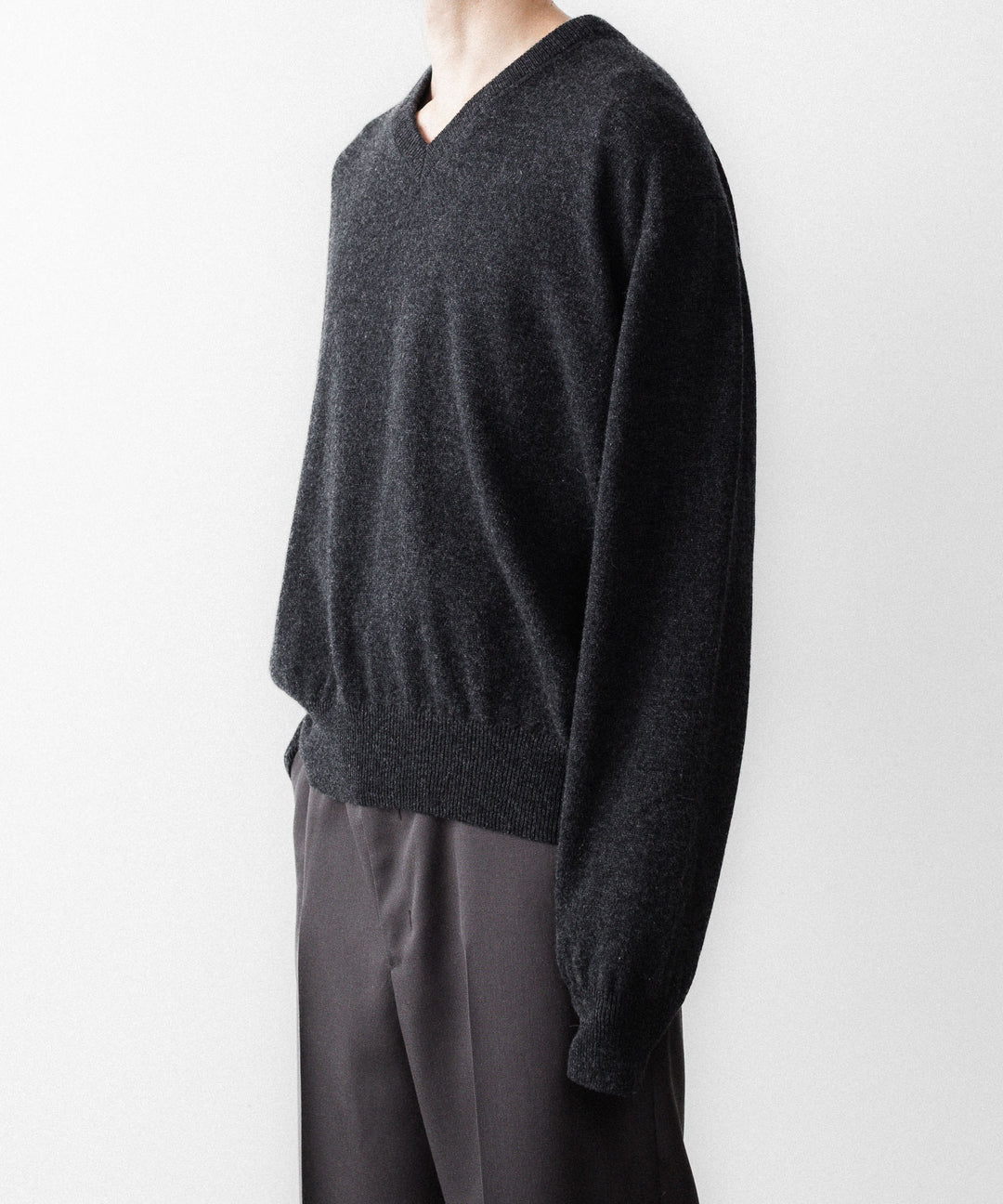 SUBLATIONS サブレーションズのCASHMERE V-NECK KNITのCHARCOAL 公式通販サイトsession福岡セレクトショップ