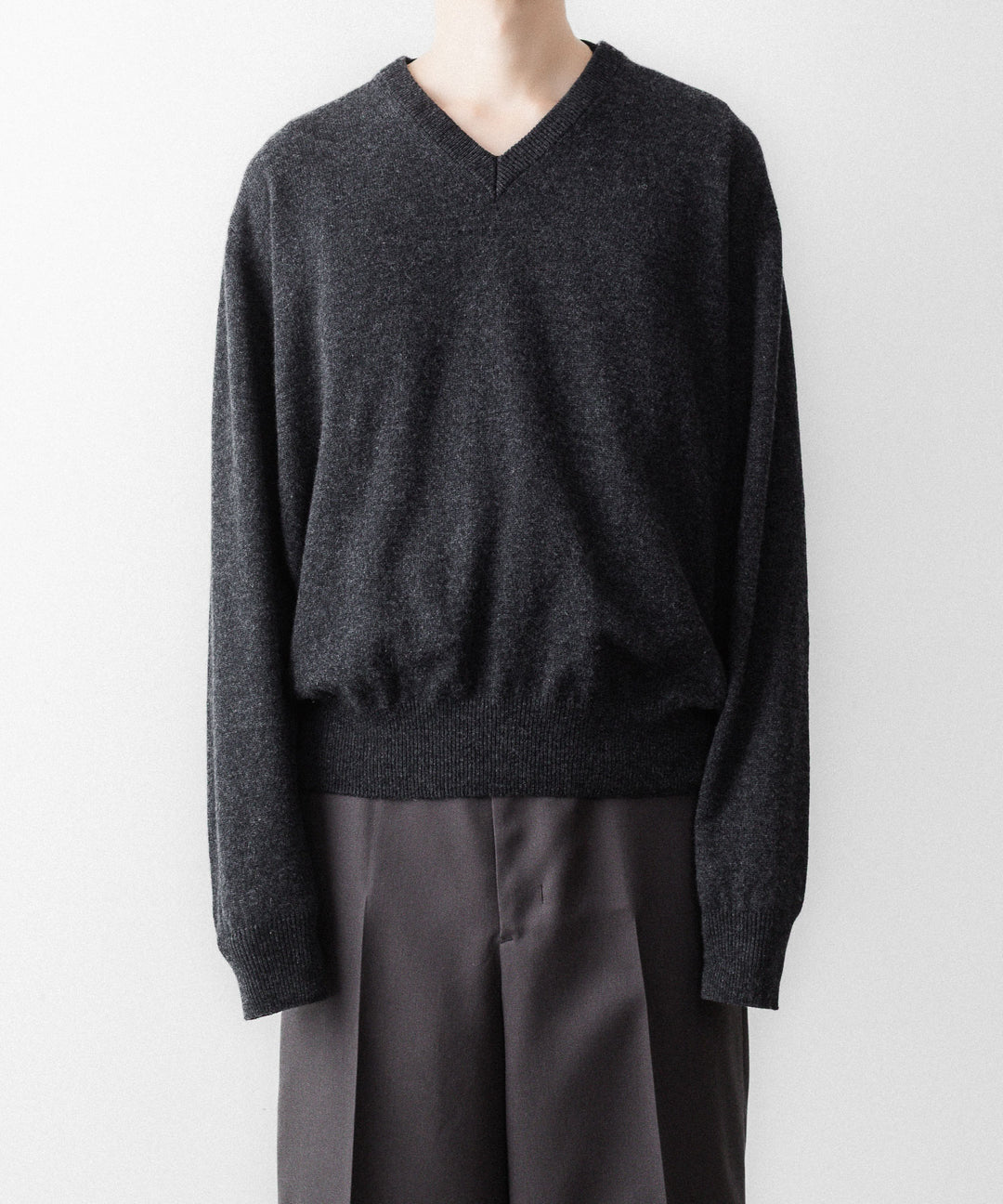 SUBLATIONS サブレーションズのCASHMERE V-NECK KNITのCHARCOAL 公式通販サイトsession福岡セレクトショップ