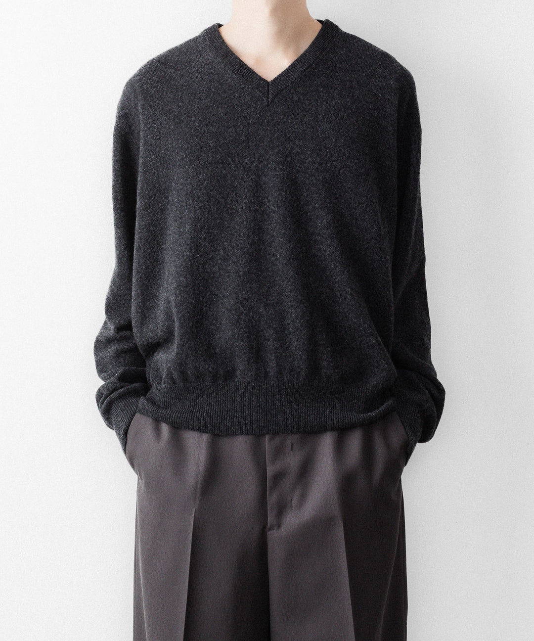 SUBLATIONS サブレーションズのCASHMERE V-NECK KNITのCHARCOAL 公式通販サイトsession福岡セレクトショップ
