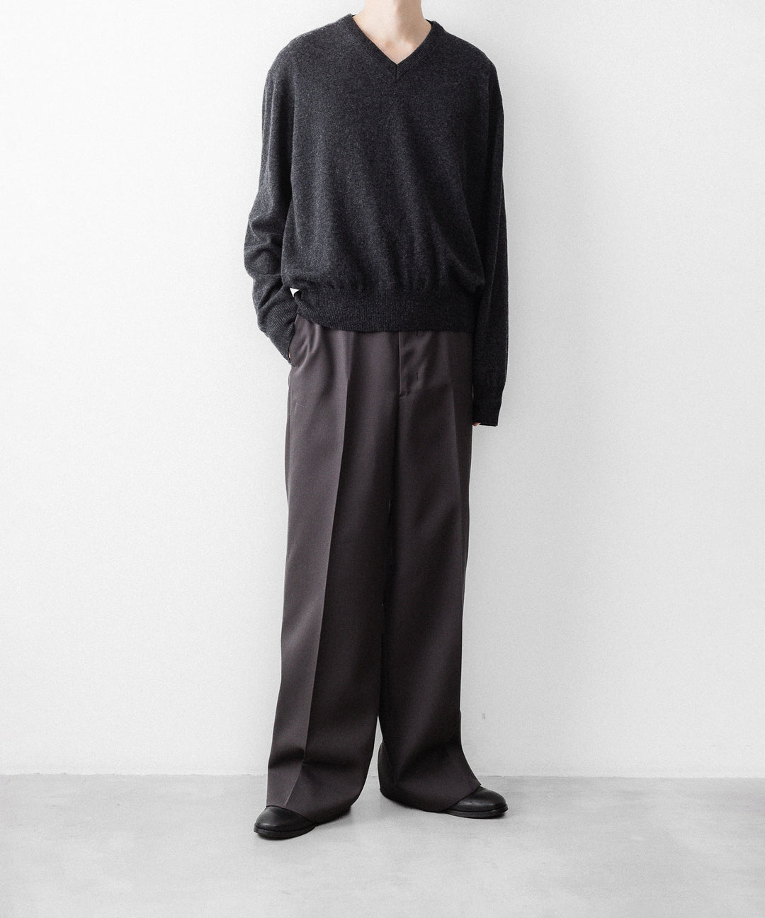 SUBLATIONS サブレーションズのCASHMERE V-NECK KNITのCHARCOAL 公式通販サイトsession福岡セレクトショップ