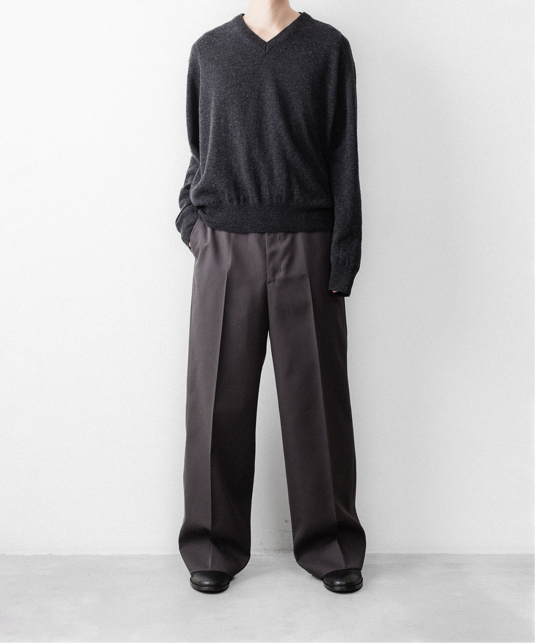 SUBLATIONS サブレーションズのCASHMERE V-NECK KNITのCHARCOAL 公式通販サイトsession福岡セレクトショップ