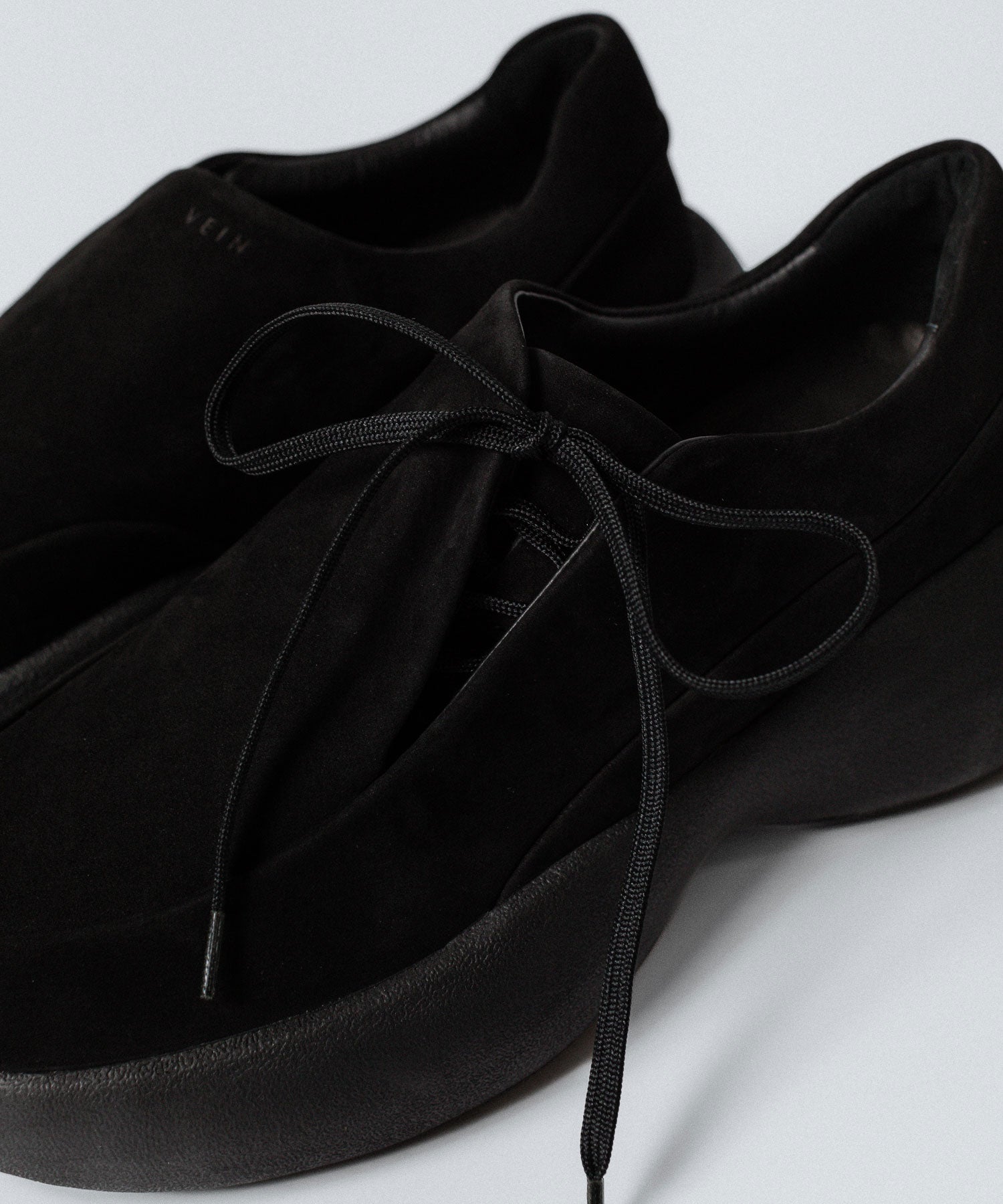 VEIN ヴェインのCOW LEATHER NUBUCK OVAL SOLE  TRAINER - BLACKの公式通販サイトsession福岡セレクトショップ