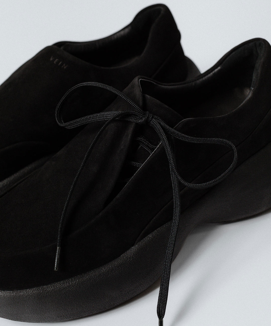VEIN ヴェインのCOW LEATHER NUBUCK OVAL SOLE  TRAINER - BLACKの公式通販サイトsession福岡セレクトショップ