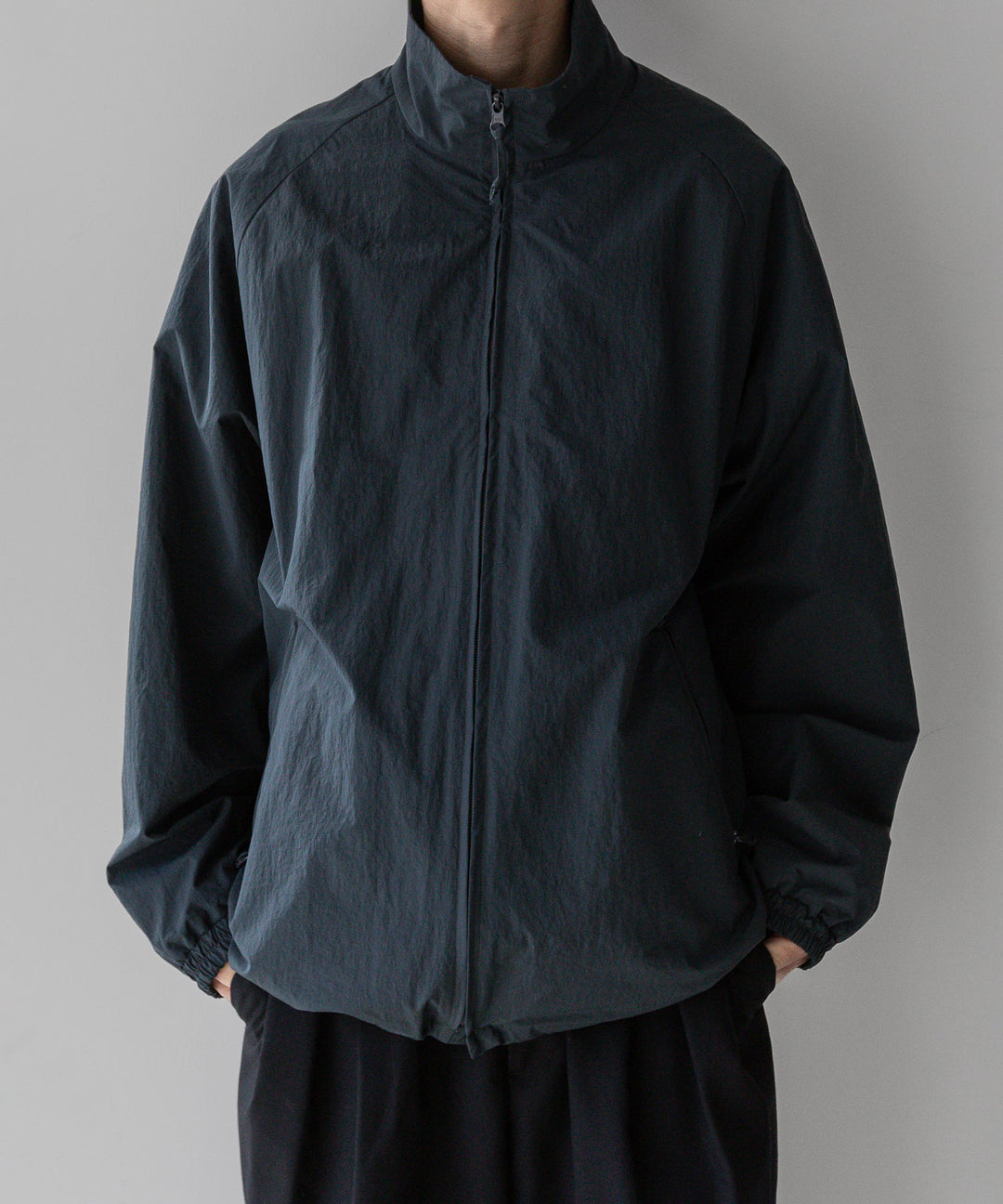 stein(シュタイン)の23AWコレクションWINDBREAKER STAND COLLAR JACKETのDARK GREY 公式通販サイトsession福岡セレクトショップ