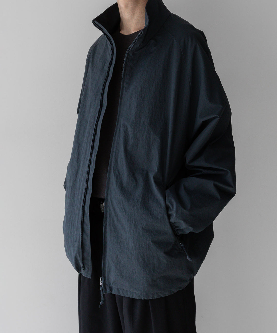 stein(シュタイン)の23AWコレクションWINDBREAKER STAND COLLAR JACKETのDARK GREY 公式通販サイトsession福岡セレクトショップ