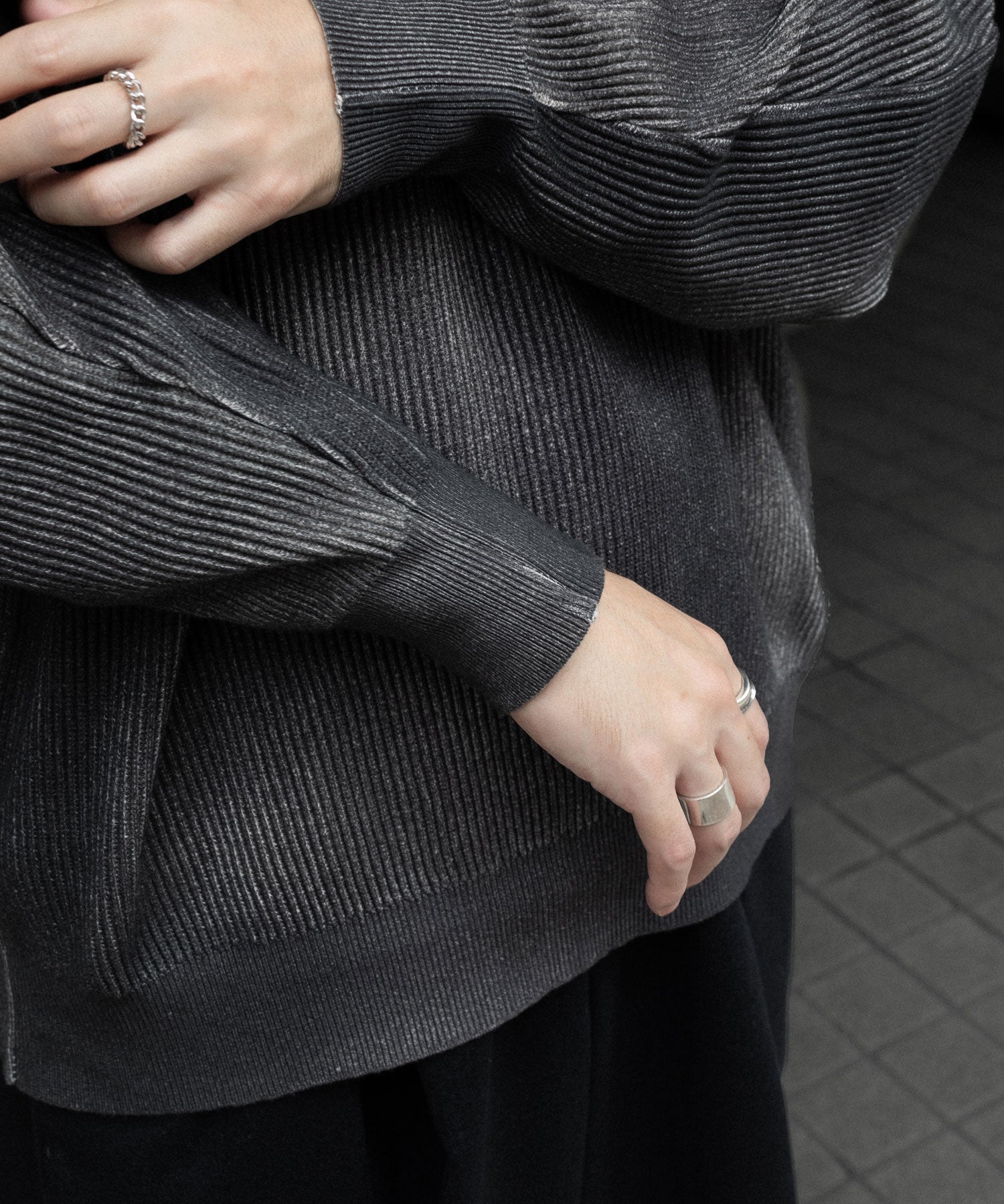 ssstein シュタイン 25SS 日本製 DISCOLORATION RIB KNIT LS フェード加工 クルーネックニット ST.1133 S GREY セーター トップス【新古品】【中古】【ssstein】 ssstein / シュタイン】DISCOLORATION RIB KNIT LS - GREY | 公式通販