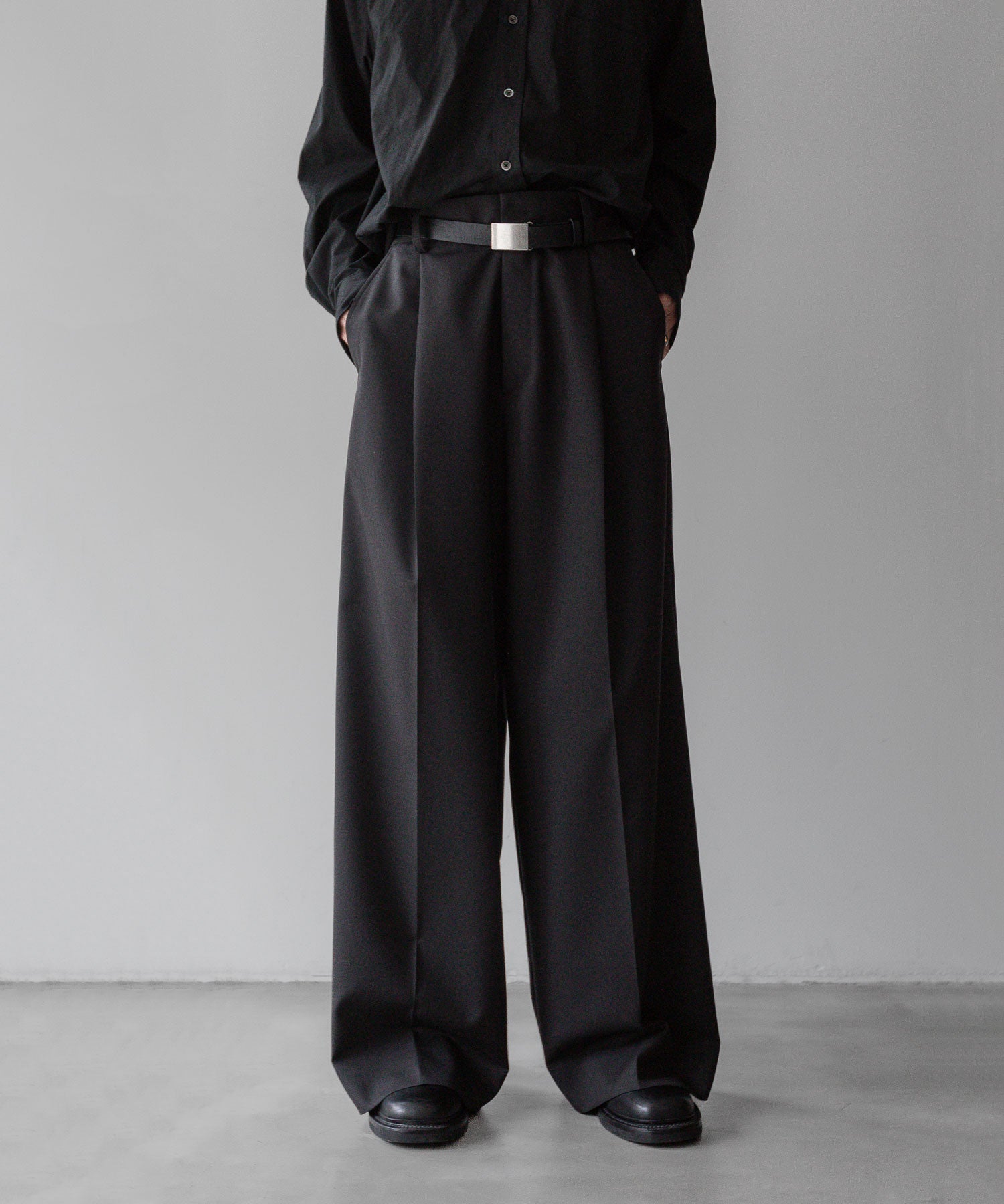 stein / シュタイン】EXTRA WIDE TROUSERS - DARK CHARCOAL | 公式通販 