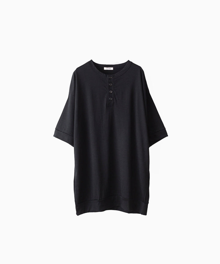 【INTÉRIM】 EXTRA FINE MERINO WOOL JERSEY HENRY OVER S/S TEE - BLACK