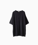 画像をギャラリービューアに読み込む, 【INTÉRIM】 EXTRA FINE MERINO WOOL JERSEY HENRY OVER S/S TEE - BLACK
