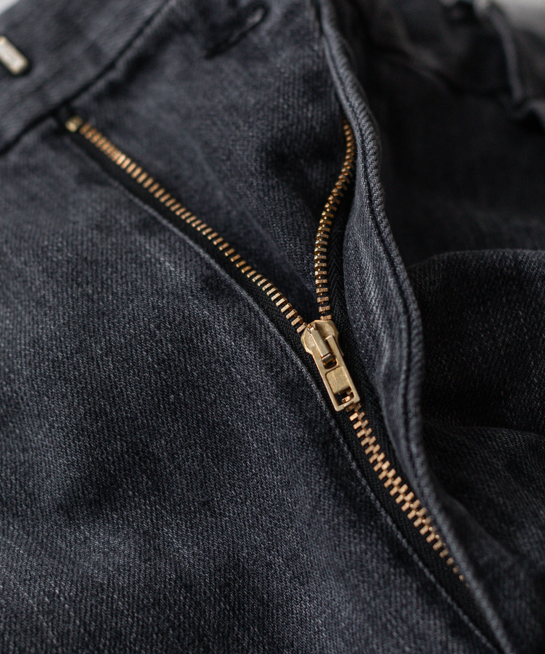 INTÉRIM - インテリムのMILK PAINT USED BLACK DENIM 2-TUCK STRAIGHT SLACKS - PU.BLACK公式通販サイトsession福岡セレクトショップ