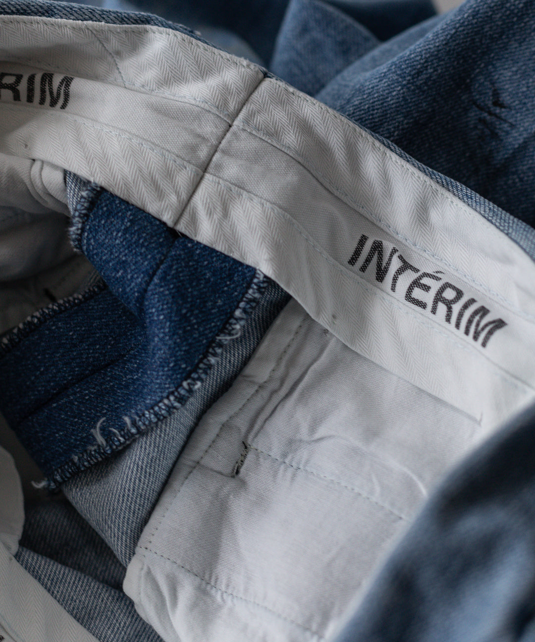 INTÉRIM - インテリムのMILK PAINT USED DENIM 2-TUCK STRAIGHT SLACKS - PU.NAVY公式通販サイトsession福岡セレクトショップ