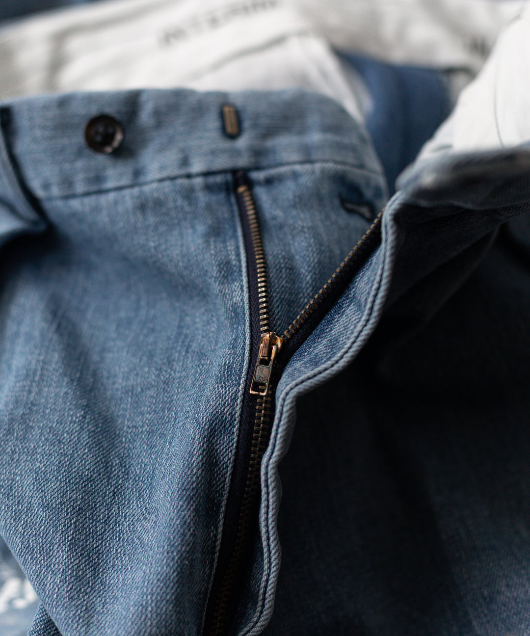 INTÉRIM - インテリムのMILK PAINT USED DENIM 2-TUCK STRAIGHT SLACKS - PU.NAVY公式通販サイトsession福岡セレクトショップ