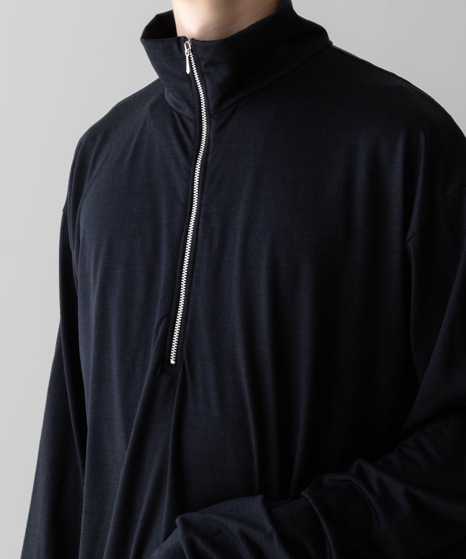 【INTÉRIM】EXTRA FINE MERINO WOOL JERSEY HIGH NECK HALF ZIP - D.NAVY