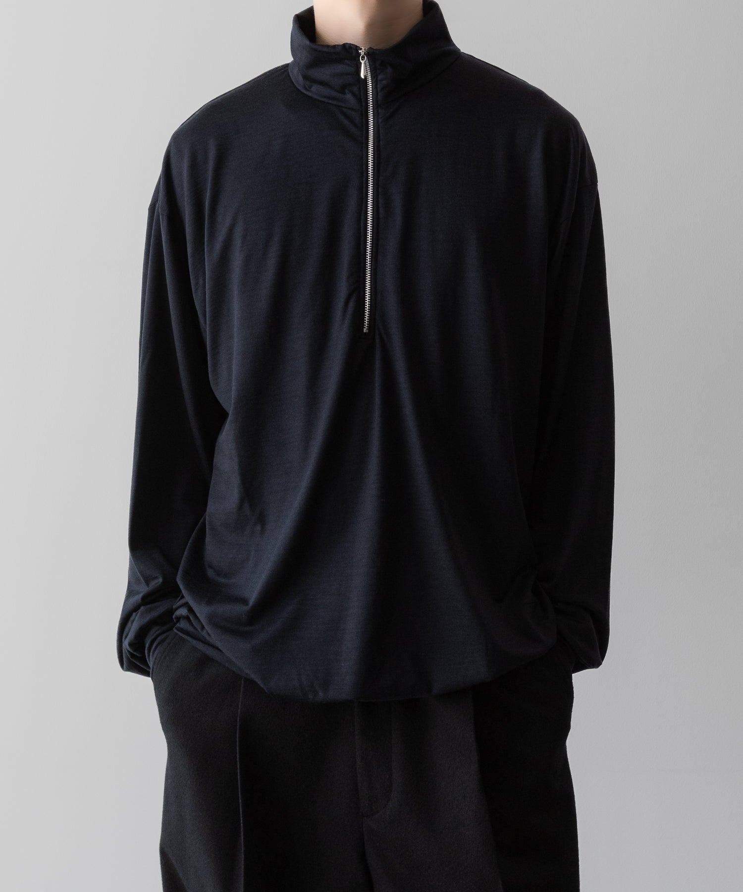 【INTÉRIM】EXTRA FINE MERINO WOOL JERSEY HIGH NECK HALF ZIP - D.NAVY