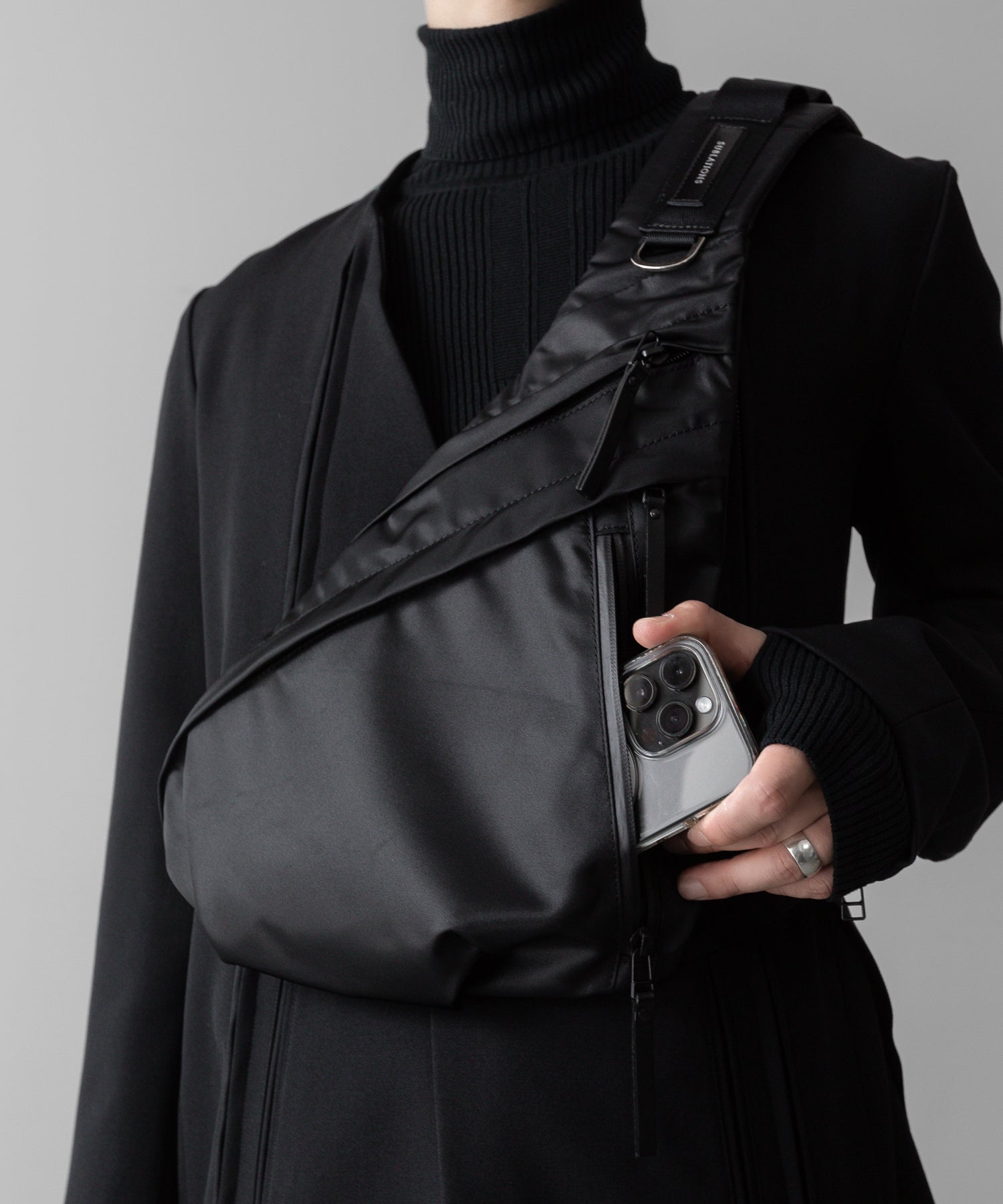 SUBLATIONS サブレーションズのTRIANGLE SLING BAG S - BLACKの公式通販サイトsession福岡セレクトショップ