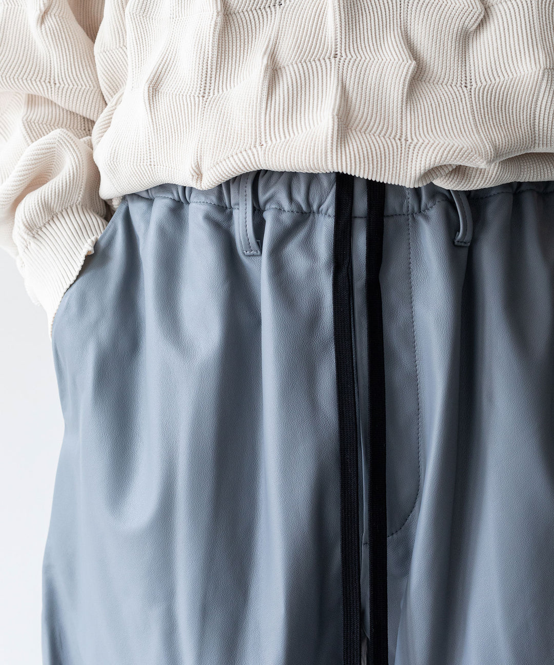 stein(シュタイン)の23AWコレクションLEATHER WIDE EASY SHORT TROUSERSのBLUE GREY