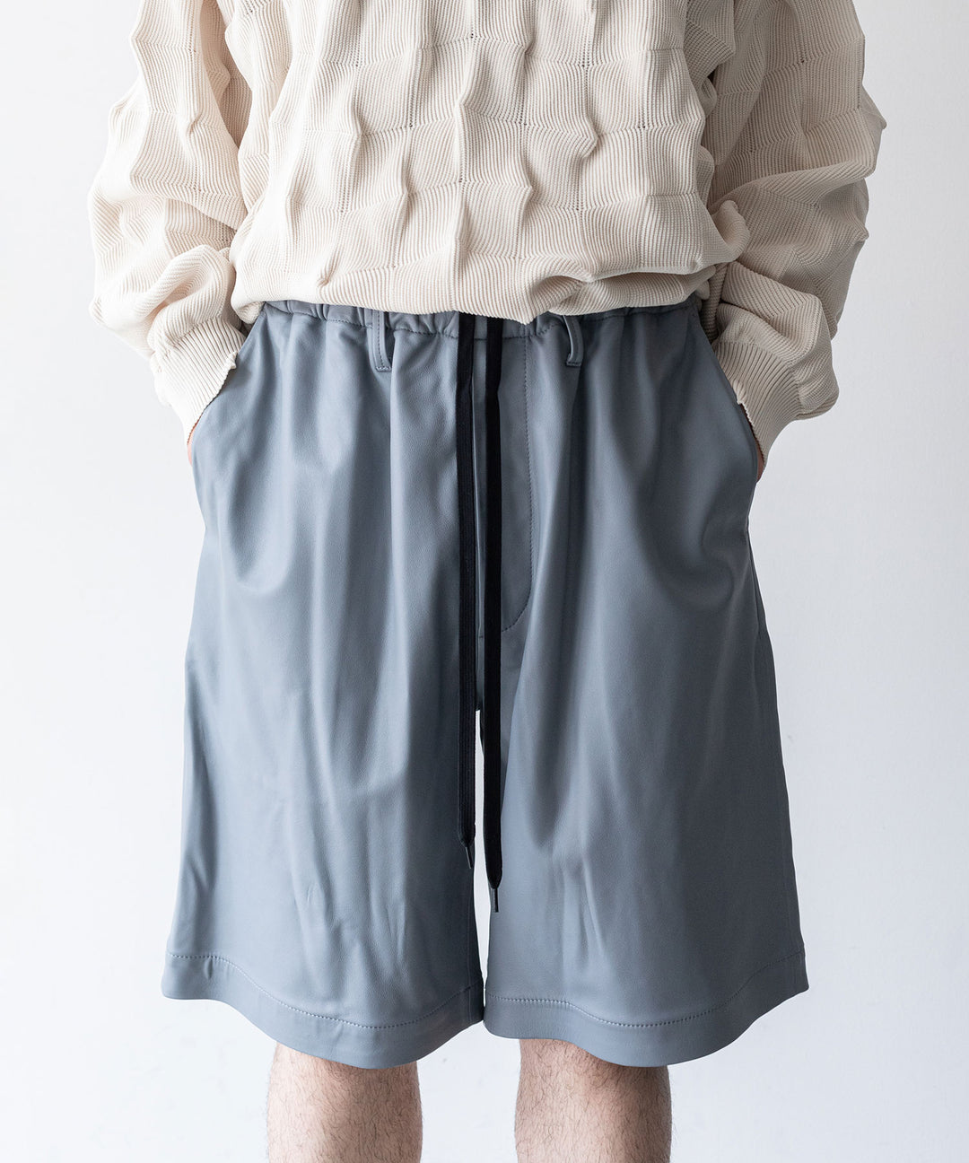stein(シュタイン)の23AWコレクションLEATHER WIDE EASY SHORT TROUSERSのBLUE GREY