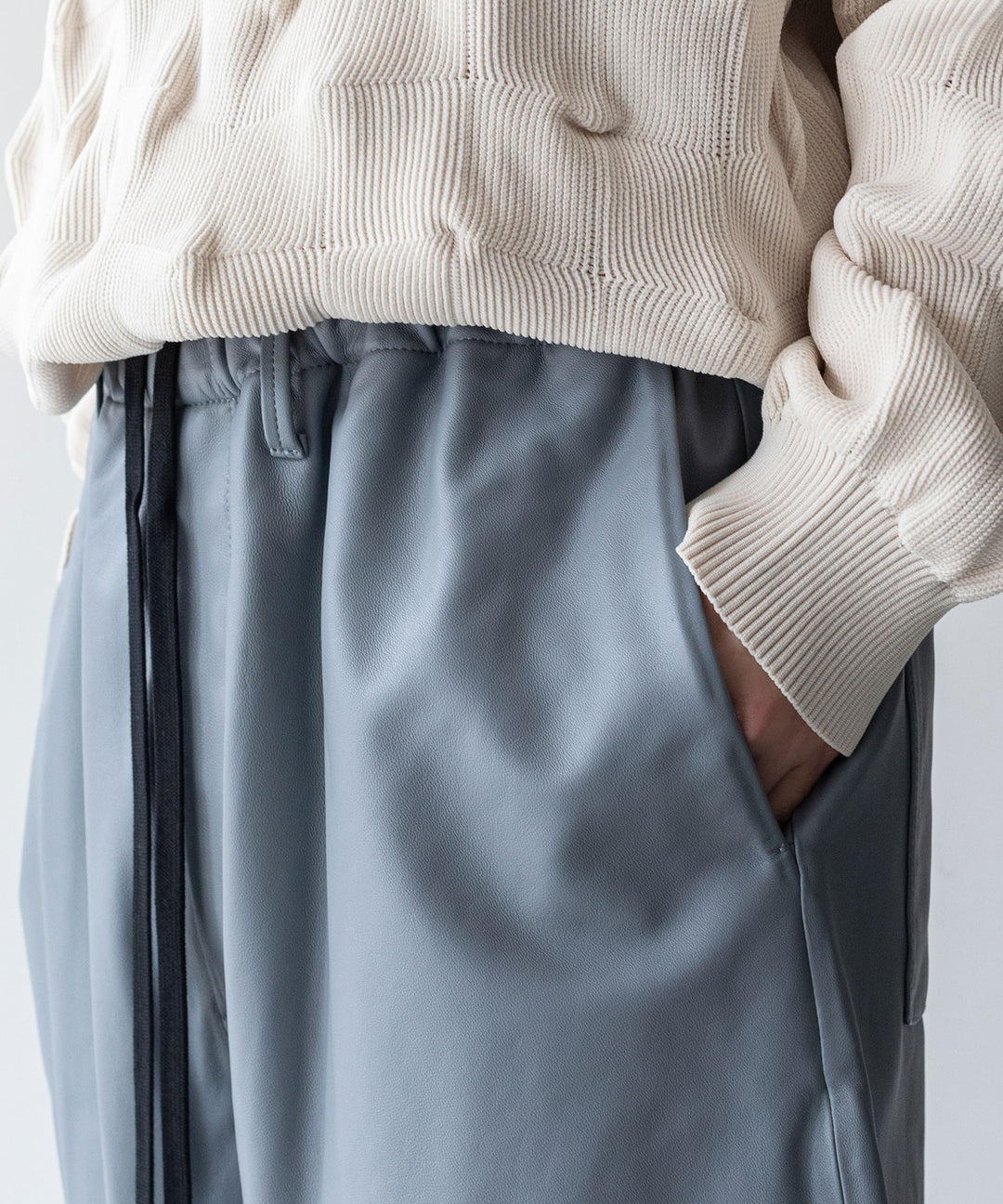 stein(シュタイン)の23AWコレクションLEATHER WIDE EASY SHORT TROUSERSのBLUE GREY