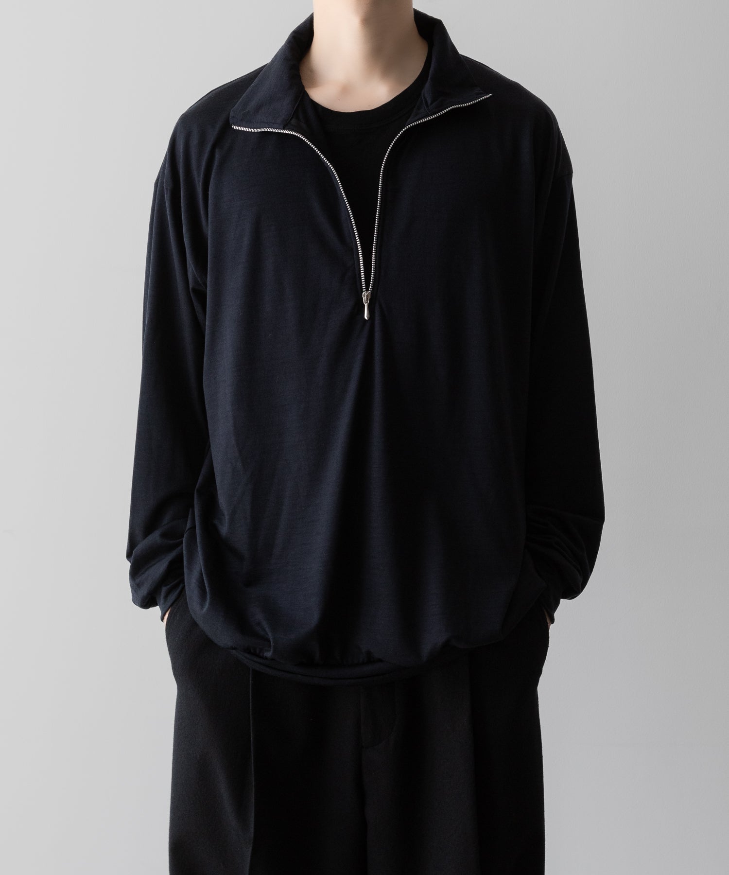 【INTÉRIM】EXTRA FINE MERINO WOOL JERSEY HIGH NECK HALF ZIP - D.NAVY