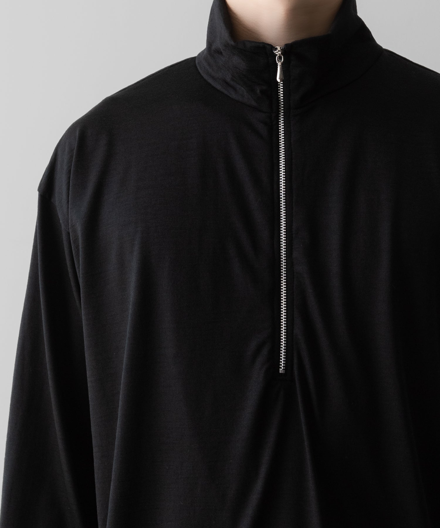 INTÉRIM(インテリム)のEXTRA FINE MERINO WOOL JERSEY HIGH NECK HALF ZIP - BLACKの公式通販サイトsession福岡セレクトショップ