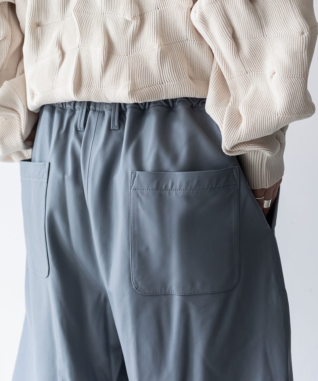 stein(シュタイン)の23AWコレクションLEATHER WIDE EASY SHORT TROUSERSのBLUE GREY