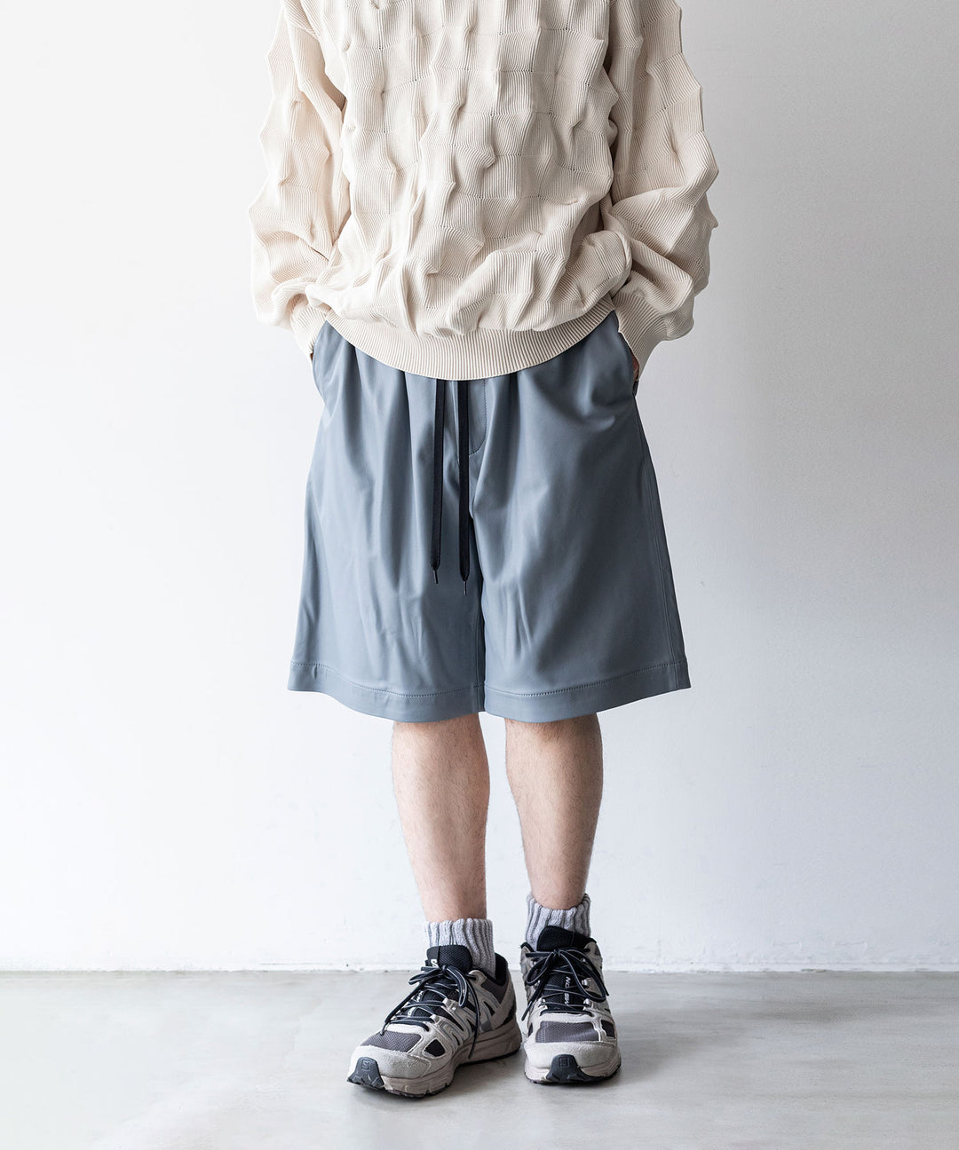 stein(シュタイン)の23AWコレクションLEATHER WIDE EASY SHORT TROUSERSのBLUE GREY