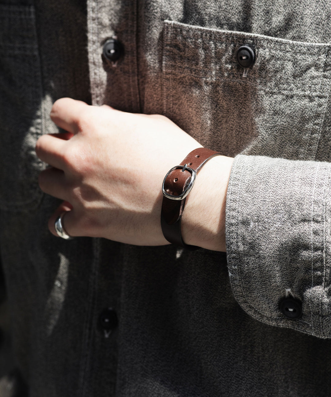 【 ATTACHMENT 】COW LEATHER BRACELET - BROWN