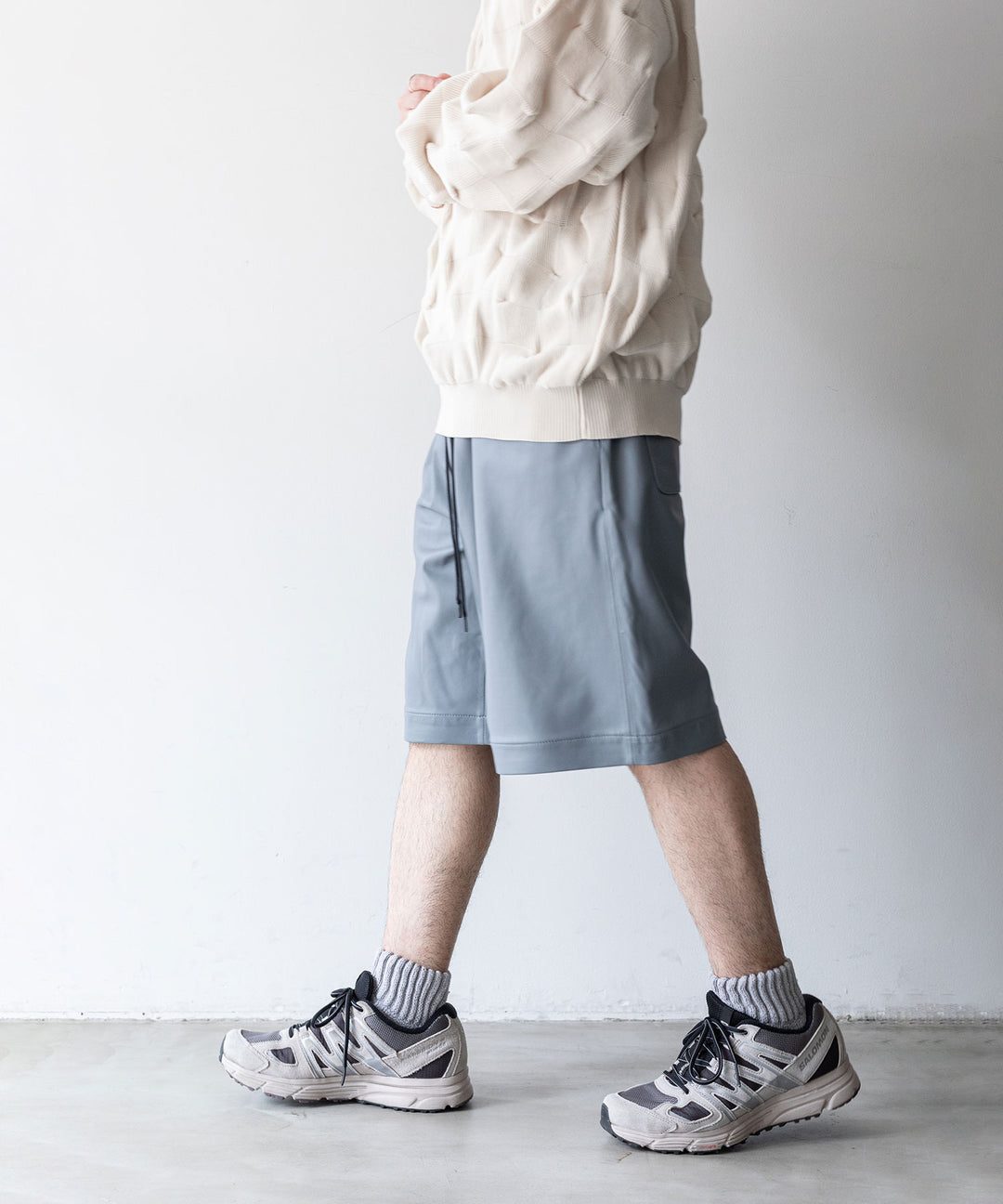 stein(シュタイン)の23AWコレクションLEATHER WIDE EASY SHORT TROUSERSのBLUE GREY