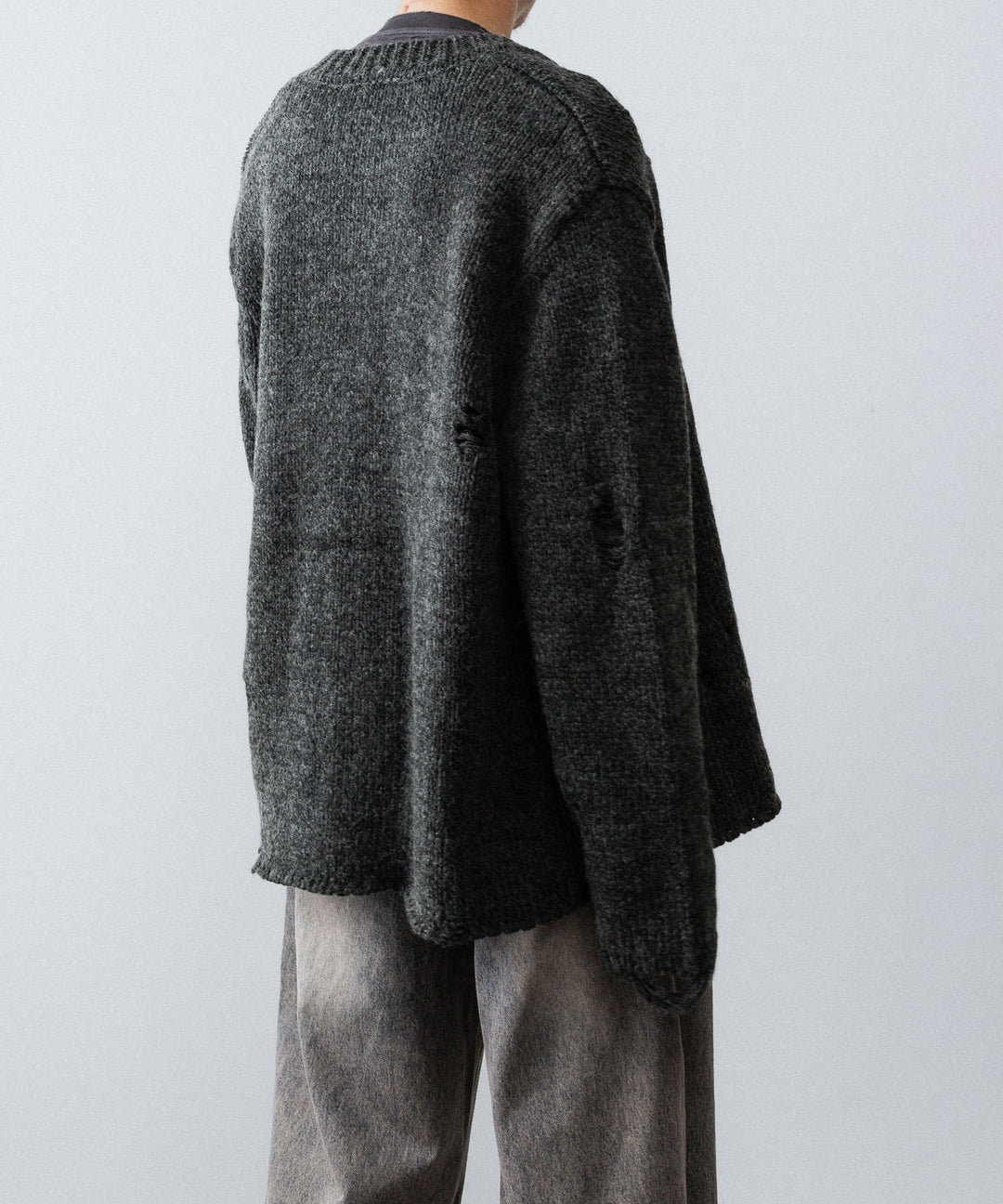 【CODA】DARK GREY 90S ROUND NECK THRASHED CARDIGAN - DARK GREY
