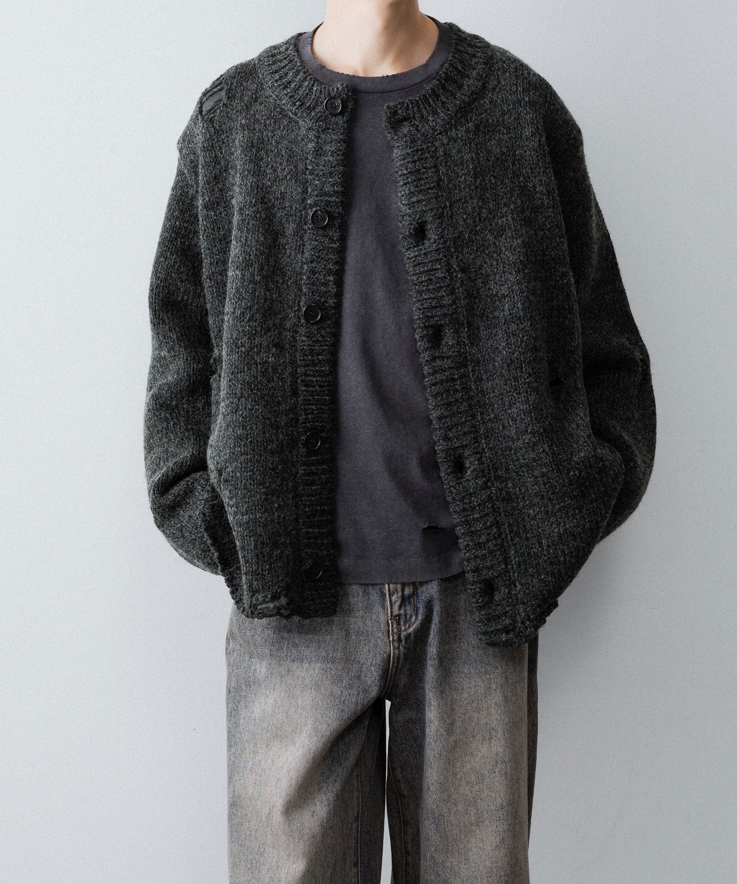 【CODA】DARK GREY 90S ROUND NECK THRASHED CARDIGAN - DARK GREY