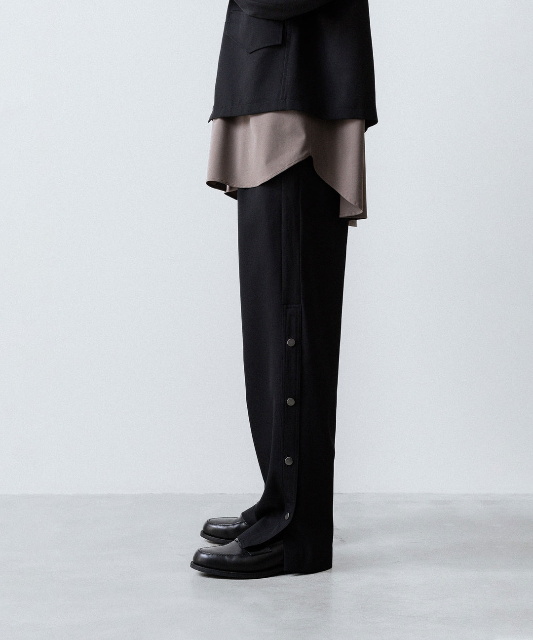 UJOH - ウジョーのBUTTON SLIT PNTのBLACK 公式通販サイトsession福岡セレクトショップ