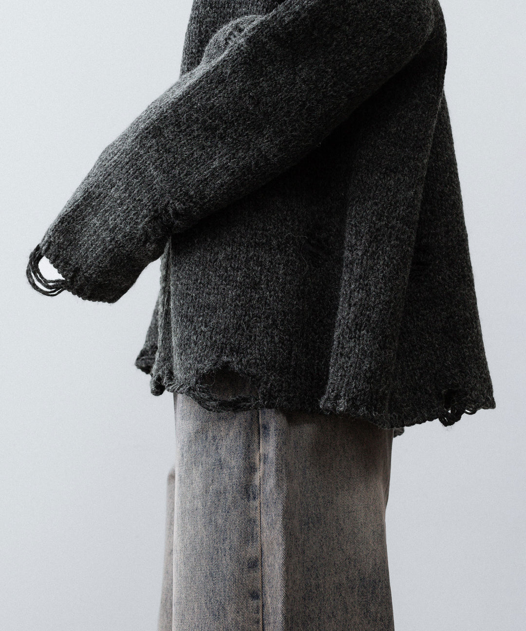 【CODA】DARK GREY 90S ROUND NECK THRASHED CARDIGAN - DARK GREY
