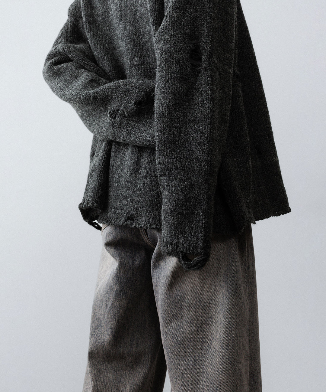 【CODA】DARK GREY 90S ROUND NECK THRASHED CARDIGAN - DARK GREY
